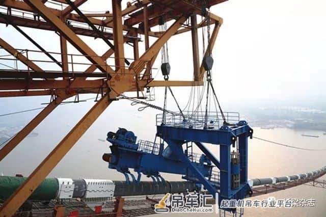 五峰山长江大桥首台缆载起重机安装到位 沪通长江大桥主跨即将合龙 兰州元通大桥桥北东西方向引桥通车……这些是今天桥梁界的大事