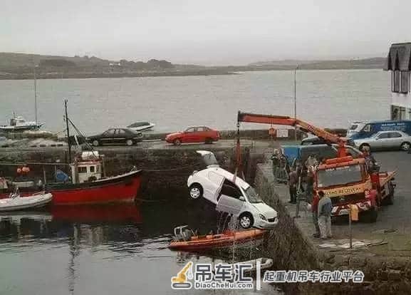 活久见！闵行一小区大型吊车“卧倒”塌砸三车，只因司机忘了
