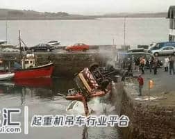 活久见!闵行一小区大型吊车“卧倒”塌砸三车,只因司机忘了