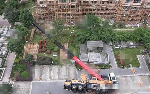 突发！上海闵行一施工项目发生汽车吊侧翻事故，3辆轿车被砸坏