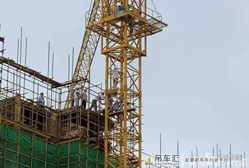 木工爬上吊车暴击塔吊司机,网友看完在评论区吵翻!