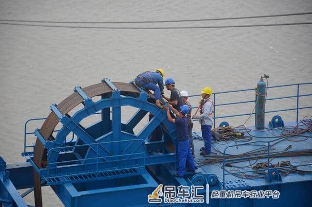 镇江五峰山长江大桥缆载起重机全部吊装完成