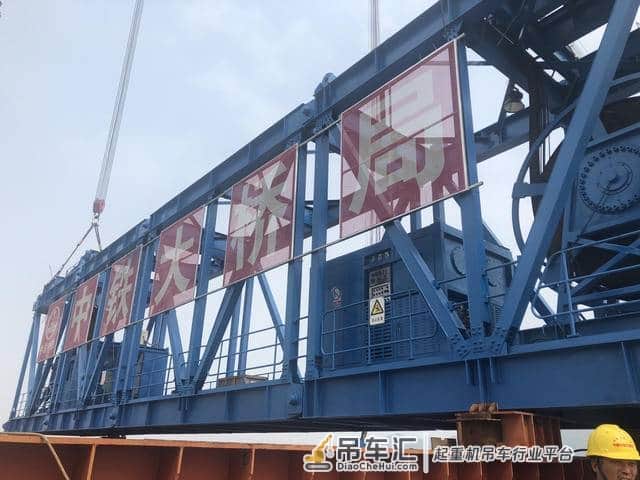 镇江五峰山长江大桥缆载起重机全部吊装完成