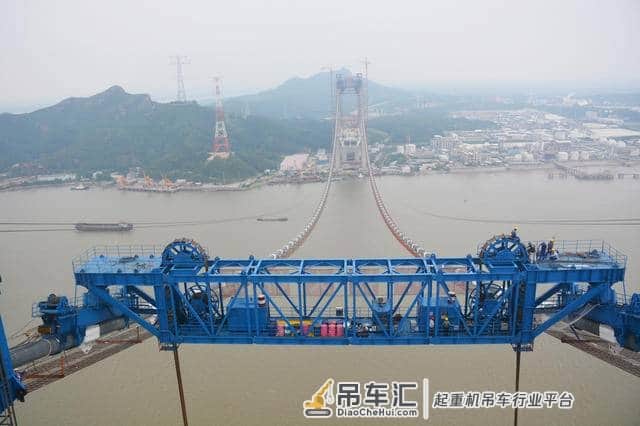 镇江五峰山长江大桥缆载起重机全部吊装完成