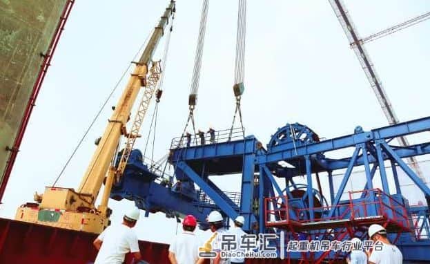 牛！五峰山长江大桥首台缆载起重机安装到位，一次可以起吊600辆小汽车！