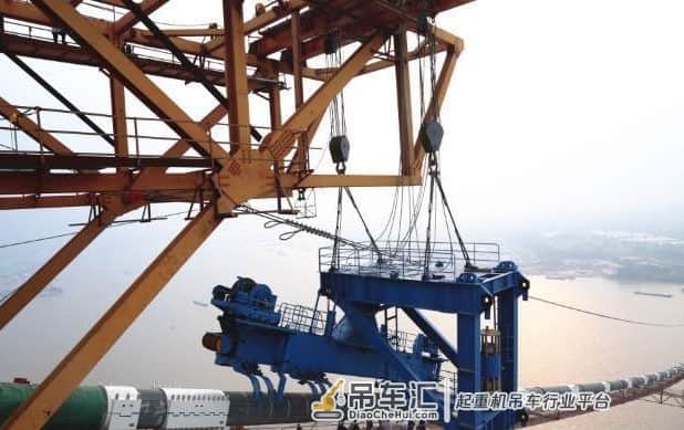 牛!五峰山长江大桥首台缆载起重机安装到位,一次可以起吊600辆小汽车!