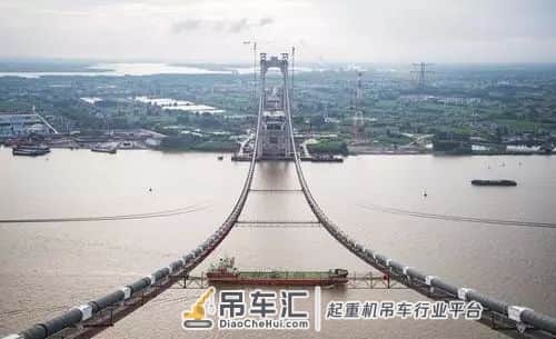 牛!五峰山长江大桥首台缆载起重机安装到位,一次可以起吊600辆小汽车!