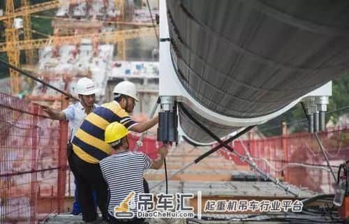 牛!五峰山长江大桥首台缆载起重机安装到位,一次可以起吊600辆小汽车!