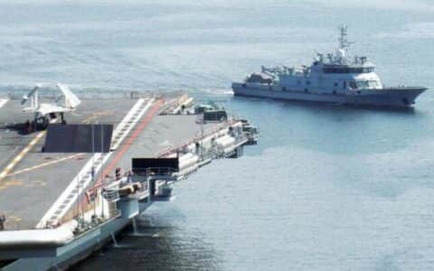 一辆小型吊车空降甲板，藏巨大惊喜，数百人涌上国产航母