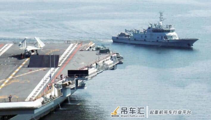 一辆小型吊车空降甲板，藏巨大惊喜，数百人涌上国产航母