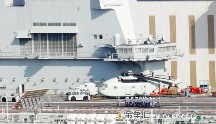 一辆小型吊车空降甲板，藏巨大惊喜，数百人涌上国产航母