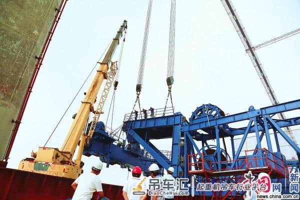 五峰山长江大桥首台缆载起重机安装到位