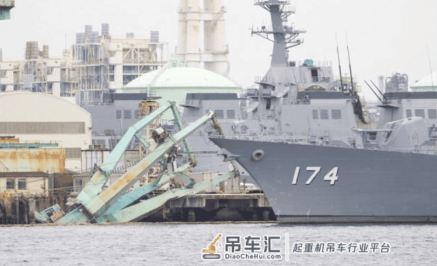 台风袭击海军港口，码头塔吊突然倒向174号舰，随后传出一声巨响