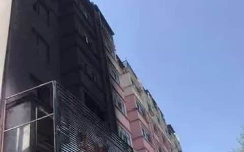 楼房突起火，19岁小伙开吊车救14人，好样的！