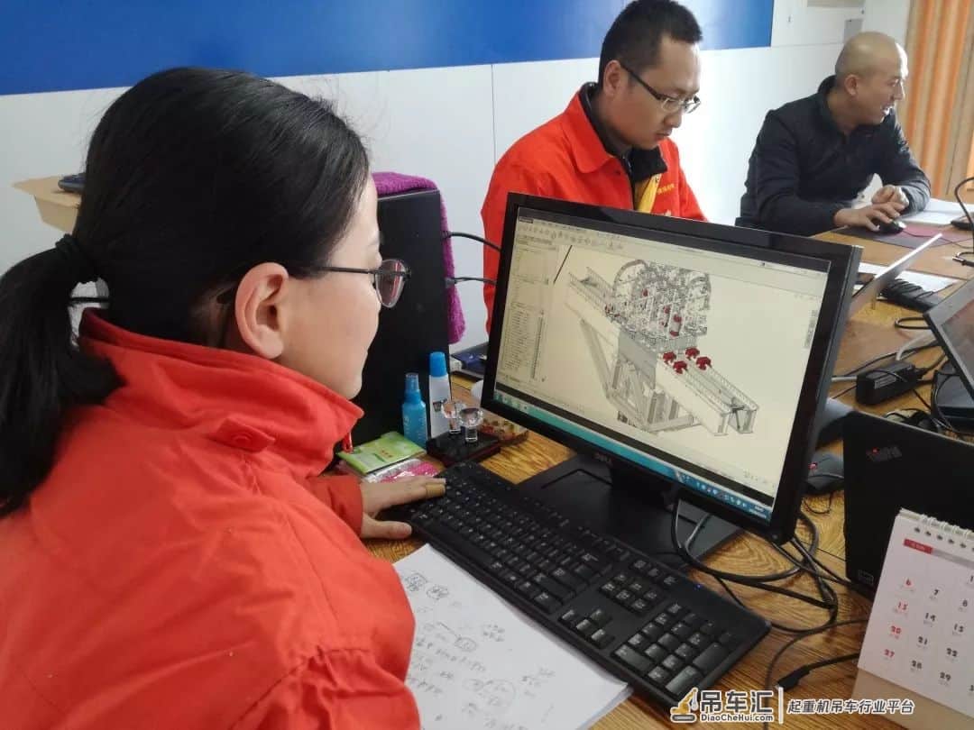 80后女硕士 操作全世界最大的5000吨起重机 万次运行“零失误”