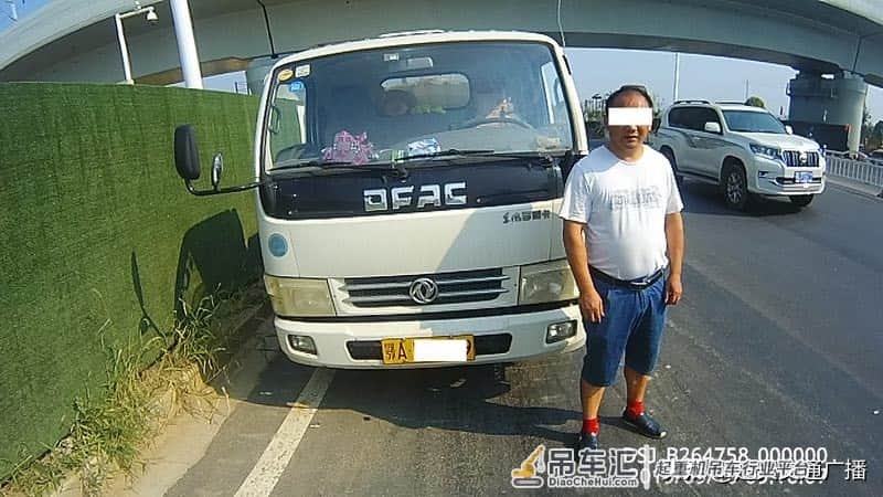 两司机拿着C照开洒水车和吊车,准驾不符被扣分、罚款、拘留