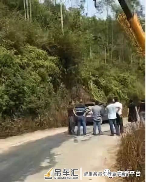 下营往桂东场方向一小车跌入山坡,只能出动吊车