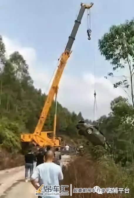 下营往桂东场方向一小车跌入山坡,只能出动吊车
