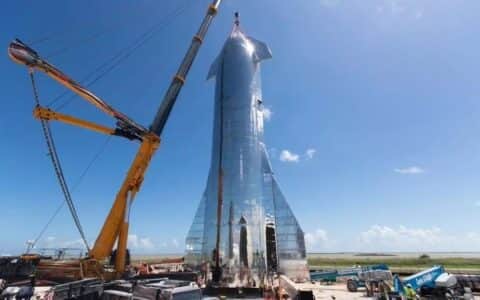 星际飞船合体 | 大吊车负责吊装 飞船上下合拢高度接近50米