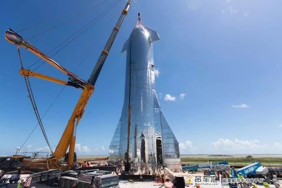 星际飞船合体 | 大吊车负责吊装 飞船上下合拢高度接近50米