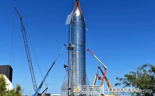 星际飞船合体 | 大吊车负责吊装 飞船上下合拢高度接近50米