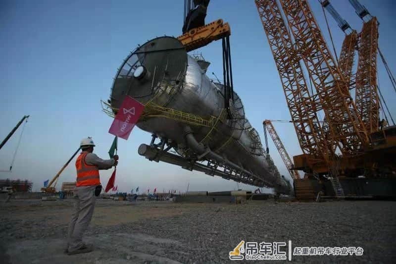现场直击丨大工程!4000吨履带吊再次出马,效命中国最大炼厂