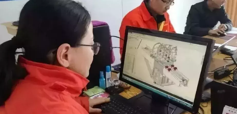 谁说吊车界都是男的?这个女吊车司机起吊5000吨,破了世界纪录