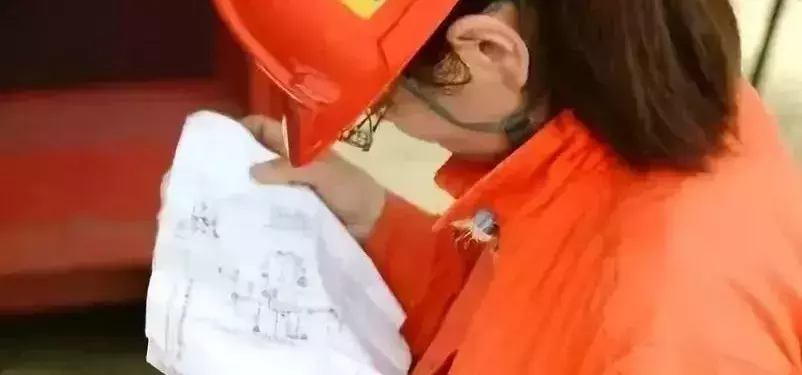 谁说吊车界都是男的?这个女吊车司机起吊5000吨,破了世界纪录