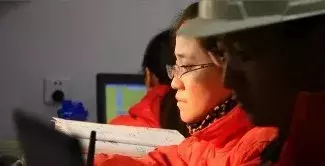 谁说吊车界都是男的?这个女吊车司机起吊5000吨,破了世界纪录