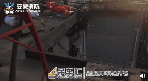 淮南一男子高空作业遭吊车拖曳掉到空调外机 消防救援