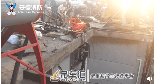 淮南一男子高空作业遭吊车拖曳掉到空调外机 消防救援