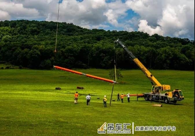 格鲁夫的吊车和飞机在半空搭档,陆空表演架设无线电塔
