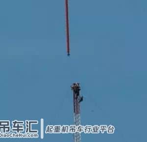格鲁夫的吊车和飞机在半空搭档,陆空表演架设无线电塔