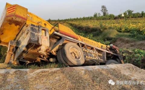 ?险！八旬老人被30吨吊车压住，滑县消防跪卧上演生死营救
