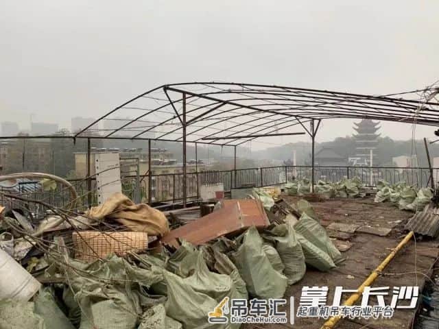 30米高楼顶清出6000多袋垃圾,动用了吊车,长沙一安置小区楼顶沦为垃圾场…