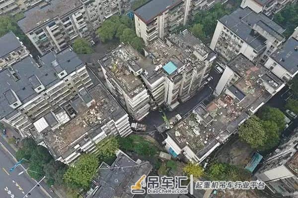 30米高楼顶清出6000多袋垃圾,动用了吊车,长沙一安置小区楼顶沦为垃圾场…