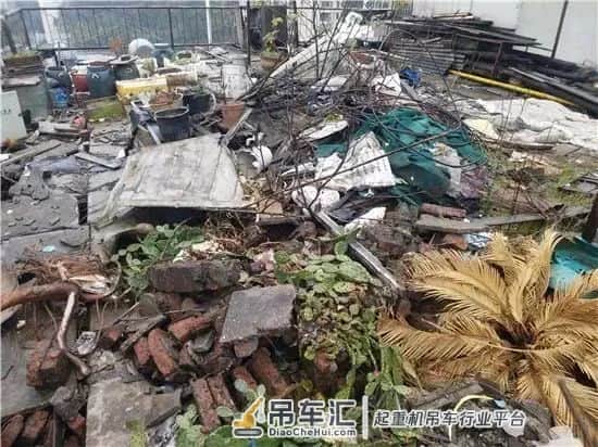 30米高楼顶清出6000多袋垃圾,动用了吊车,长沙一安置小区楼顶沦为垃圾场…