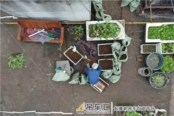 30米高楼顶清出6000多袋垃圾,动用了吊车,长沙一安置小区楼顶沦为垃圾场…