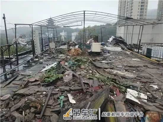 30米高楼顶清出6000多袋垃圾,动用了吊车,长沙一安置小区楼顶沦为垃圾场…