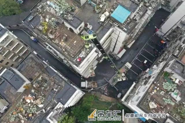 30米高楼顶清出6000多袋垃圾,动用了吊车,长沙一安置小区楼顶沦为垃圾场…