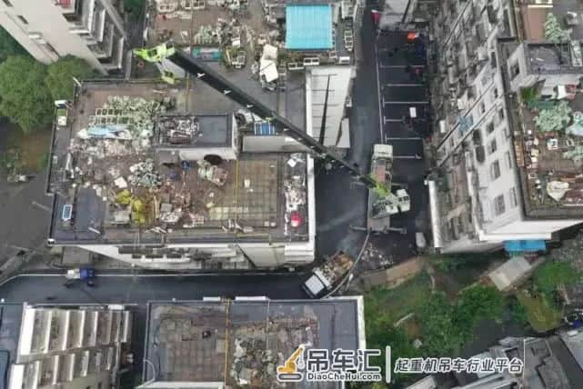 30米高楼顶清出6000多袋垃圾,动用了吊车,长沙一安置小区楼顶沦为垃圾场…