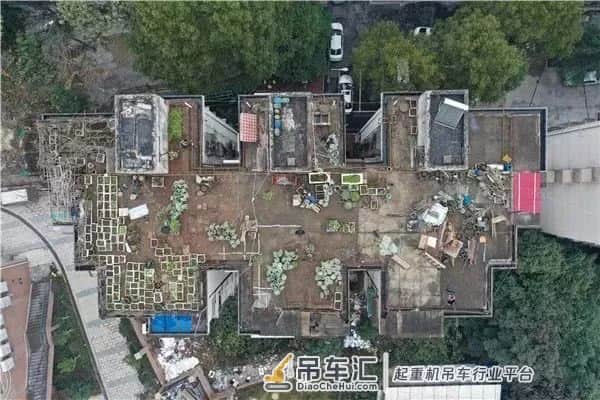 30米高楼顶清出6000多袋垃圾,动用了吊车,长沙一安置小区楼顶沦为垃圾场…