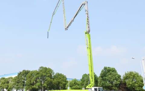 独特臂架镂空设计 中联重科67米钢臂架泵车“技惊四座”