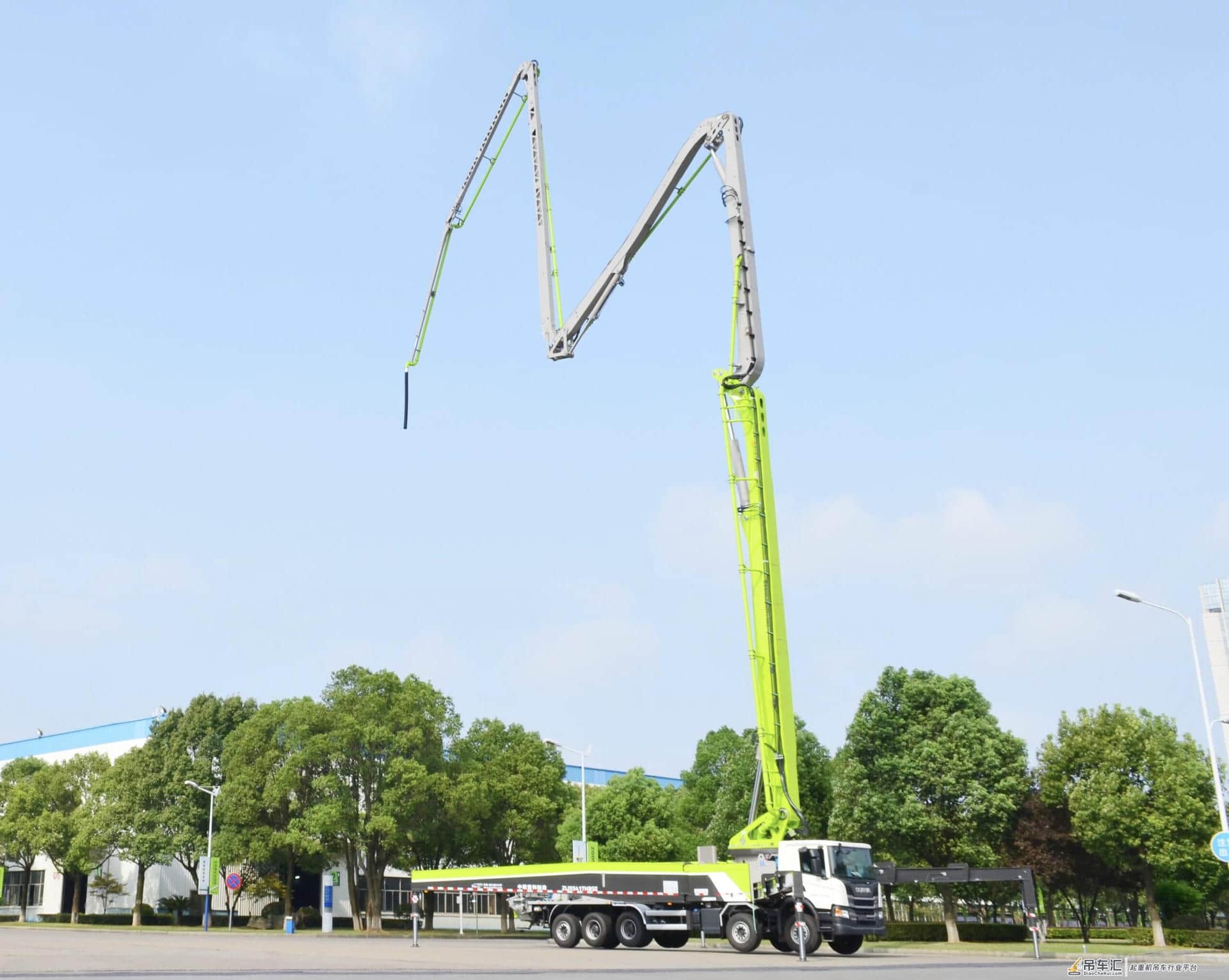 独特臂架镂空设计 中联重科67米钢臂架泵车“技惊四座”