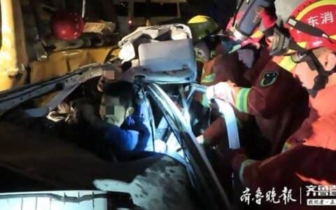 深夜一轿车因事故被“夹”俩吊车中间，消防员拆车救出俩被困者