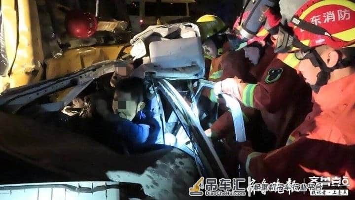 深夜一轿车因事故被“夹”俩吊车中间，消防员拆车救出俩被困者