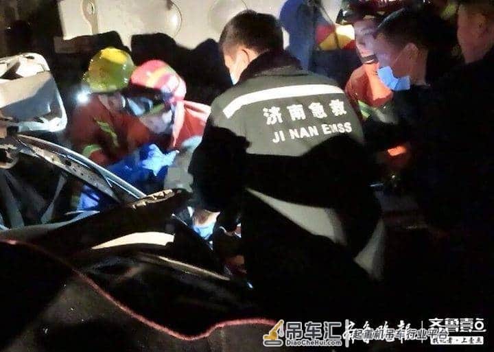 深夜一轿车因事故被“夹”俩吊车中间,消防员拆车救出俩被困者