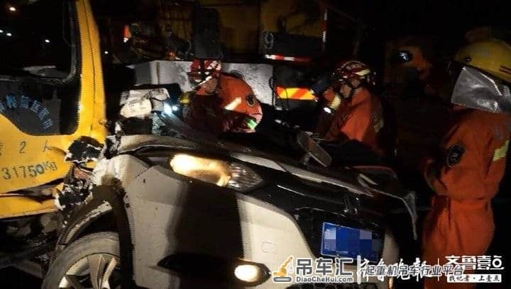 深夜一轿车因事故被“夹”俩吊车中间,消防员拆车救出俩被困者