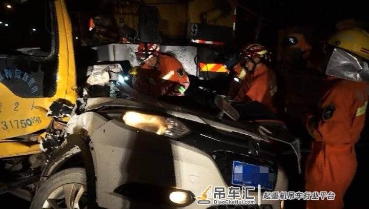 深夜一轿车因事故被“夹”俩吊车中间,消防员拆车救出俩被困者