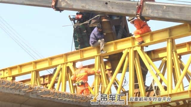 大吊车突然侧翻 作业工人被压 消防紧急救援